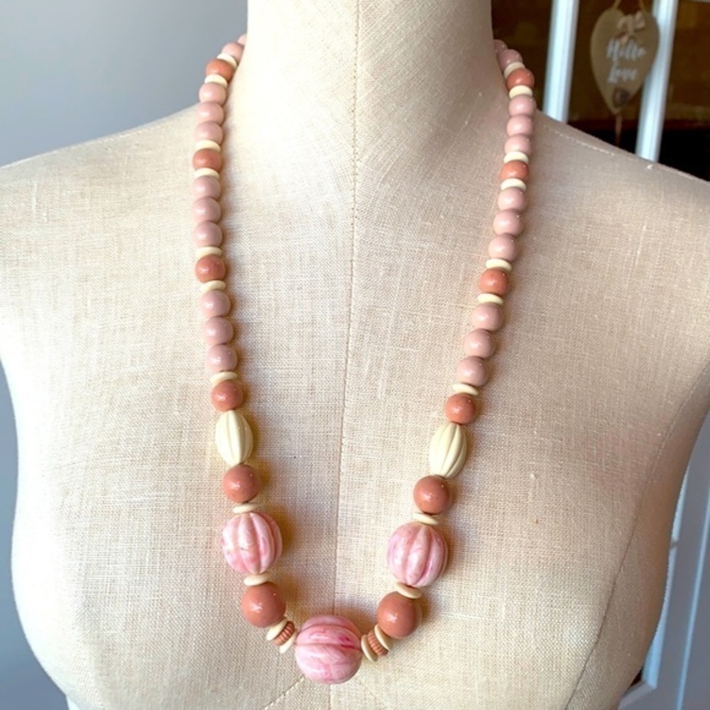 Avon swirl acrylic graduated beads twist hidden closure clasp vintage